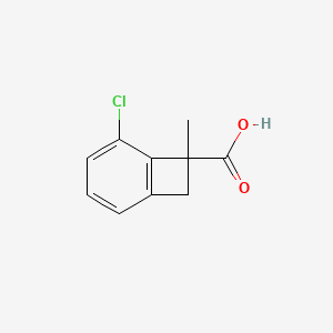 B2456451 5-Chloro-7-methylbicyclo[4.2.0]octa-1(6),2,4-triene-7-carboxylic acid CAS No. 2138380-44-4