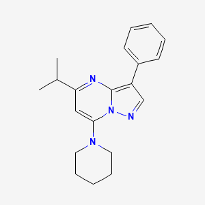 molecular formula C20H24N4 B2458877 1-[3-phenyl-5-(propan-2-yl)pyrazolo[1,5-a]pyrimidin-7-yl]piperidine CAS No. 890628-46-3