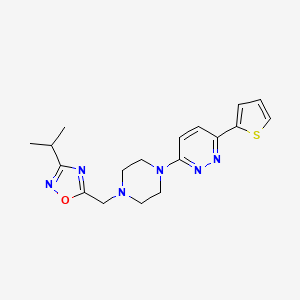 molecular formula C18H22N6OS B2458885 3-(4-{[3-(Propan-2-yl)-1,2,4-oxadiazol-5-yl]methyl}piperazin-1-yl)-6-(thiophen-2-yl)pyridazine CAS No. 2380182-86-3