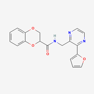 molecular formula C18H15N3O4 B2461031 N-((3-(furan-2-yl)pyrazin-2-yl)methyl)-2,3-dihydrobenzo[b][1,4]dioxine-2-carboxamide CAS No. 2034569-41-8