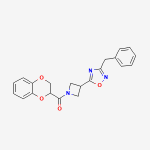 (3-(3-Benzyl-1,2,4-oxadiazol-5-yl)azetidin-1-yl)(2,3-dihydrobenzo[b][1,4]dioxin-2-yl)methanone