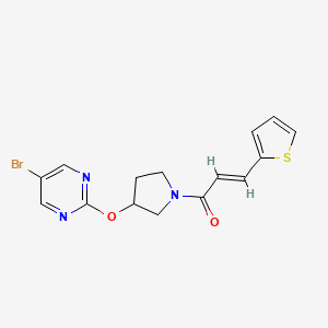 molecular formula C15H14BrN3O2S B2465478 (2E)-1-{3-[(5-bromopyrimidin-2-yl)oxy]pyrrolidin-1-yl}-3-(thiophen-2-yl)prop-2-en-1-one CAS No. 2097941-40-5