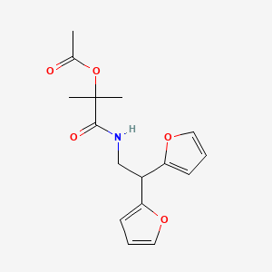 molecular formula C16H19NO5 B2466565 1-((2,2-二(呋喃-2-基)乙基)氨基)-2-甲基-1-氧代丙酮-2-基乙酸酯 CAS No. 2176270-20-3