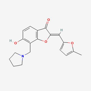 molecular formula C19H19NO4 B2469144 (Z)-6-hydroxy-2-((5-methylfuran-2-yl)methylene)-7-(pyrrolidin-1-ylmethyl)benzofuran-3(2H)-one CAS No. 896848-47-8
