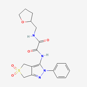 molecular formula C18H20N4O5S B2472438 N-{5,5-dioxo-2-phenyl-2H,4H,6H-5lambda6-thieno[3,4-c]pyrazol-3-yl}-N'-[(oxolan-2-yl)methyl]ethanediamide CAS No. 899961-40-1
