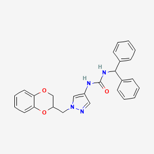 molecular formula C26H24N4O3 B2476053 1-苯甲酰基-3-(1-((2,3-二氢苯并[b][1,4]二氧杂环-2-基)甲基)-1H-吡唑-4-基)脲 CAS No. 1797352-03-4
