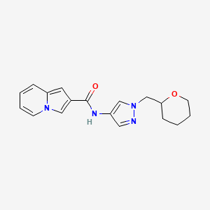 molecular formula C18H20N4O2 B2476931 N-{1-[(oxan-2-yl)methyl]-1H-pyrazol-4-yl}indolizine-2-carboxamide CAS No. 2034229-26-8