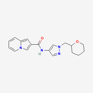 molecular formula C18H20N4O2 B2476931 N-(1-((tetrahydro-2H-pyran-2-yl)methyl)-1H-pyrazol-4-yl)indolizine-2-carboxamide CAS No. 2034229-26-8