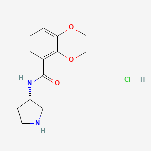 molecular formula C13H17ClN2O3 B2476933 (S)-N-(Pyrrolidin-3-yl)-2,3-dihydrobenzo[b][1,4]dioxine-5-carboxamide hydrochloride CAS No. 1353995-55-7