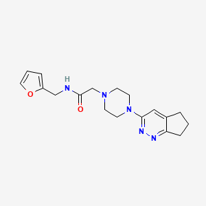 molecular formula C18H23N5O2 B2477342 2-(4-{5H,6H,7H-cyclopenta[c]pyridazin-3-yl}piperazin-1-yl)-N-[(furan-2-yl)methyl]acetamide CAS No. 2034364-10-6
