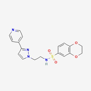 molecular formula C18H18N4O4S B2478306 N-{2-[3-(pyridin-4-yl)-1H-pyrazol-1-yl]ethyl}-2,3-dihydro-1,4-benzodioxine-6-sulfonamide CAS No. 1448059-45-7