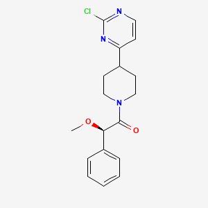 (2R)-1-[4-(2-Chloropyrimidin-4-yl)piperidin-1-yl]-2-methoxy-2-phenylethanone