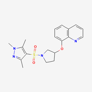 molecular formula C19H22N4O3S B2485769 8-({1-[(1,3,5-trimethyl-1H-pyrazol-4-yl)sulfonyl]pyrrolidin-3-yl}oxy)quinoline CAS No. 1902981-54-7