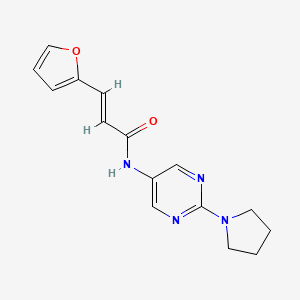 molecular formula C15H16N4O2 B2487859 (E)-3-(呋喃-2-基)-N-(2-(吡咯啉-1-基)嘧啶-5-基)丙烯酰胺 CAS No. 1396890-98-4