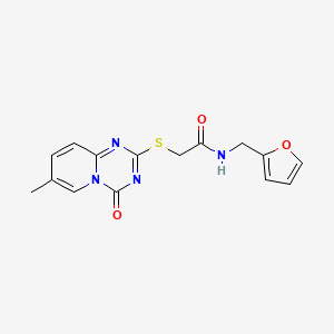 molecular formula C15H14N4O3S B2491831 N-[(furan-2-yl)methyl]-2-({7-methyl-4-oxo-4H-pyrido[1,2-a][1,3,5]triazin-2-yl}sulfanyl)acetamide CAS No. 896321-50-9