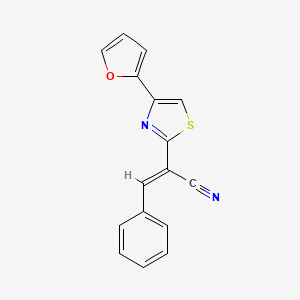 molecular formula C16H10N2OS B2494411 (2E)-2-[4-(furan-2-yl)-1,3-thiazol-2-yl]-3-phenylprop-2-enenitrile CAS No. 868154-81-8