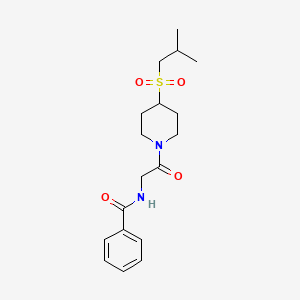 molecular formula C18H26N2O4S B2494435 N-(2-(4-(isobutylsulfonyl)piperidin-1-yl)-2-oxoethyl)benzamide CAS No. 1797176-08-9