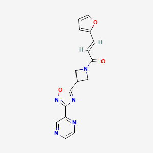 molecular formula C16H13N5O3 B2495516 (E)-3-(furan-2-yl)-1-(3-(3-(pyrazin-2-yl)-1,2,4-oxadiazol-5-yl)azetidin-1-yl)prop-2-en-1-one CAS No. 1331600-53-3