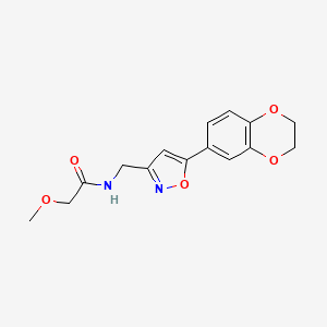 molecular formula C15H16N2O5 B2496875 N-((5-(2,3-dihydrobenzo[b][1,4]dioxin-6-yl)isoxazol-3-yl)methyl)-2-methoxyacetamide CAS No. 1210118-23-2