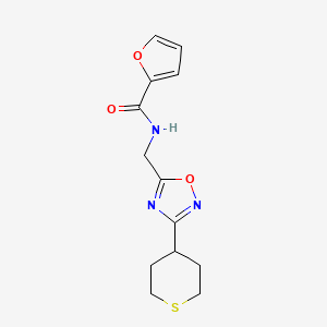 molecular formula C13H15N3O3S B2498614 N-{[3-(thian-4-yl)-1,2,4-oxadiazol-5-yl]methyl}furan-2-carboxamide CAS No. 2034537-04-5