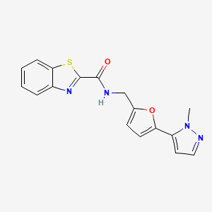molecular formula C17H14N4O2S B2499551 N-{[5-(1-methyl-1H-pyrazol-5-yl)furan-2-yl]methyl}-1,3-benzothiazole-2-carboxamide CAS No. 2415488-53-6