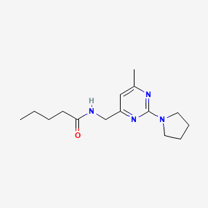 B2504343 N-((6-methyl-2-(pyrrolidin-1-yl)pyrimidin-4-yl)methyl)pentanamide CAS No. 1797656-37-1