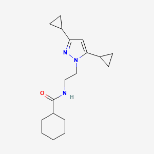molecular formula C18H27N3O B2509057 N-[2-(3,5-dicyclopropyl-1H-pyrazol-1-yl)ethyl]cyclohexanecarboxamide CAS No. 2320224-29-9