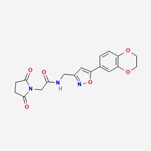 molecular formula C18H17N3O6 B2513106 N-((5-(2,3-dihydrobenzo[b][1,4]dioxin-6-yl)isoxazol-3-yl)methyl)-2-(2,5-dioxopyrrolidin-1-yl)acetamide CAS No. 1207040-47-8