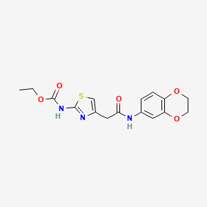 molecular formula C16H17N3O5S B2513544 Ethyl (4-(2-((2,3-dihydrobenzo[b][1,4]dioxin-6-yl)amino)-2-oxoethyl)thiazol-2-yl)carbamate CAS No. 946284-92-0