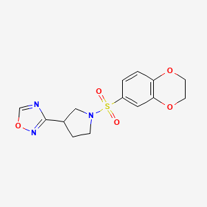 molecular formula C14H15N3O5S B2513824 3-(1-((2,3-Dihydrobenzo[b][1,4]dioxin-6-yl)sulfonyl)pyrrolidin-3-yl)-1,2,4-oxadiazole CAS No. 2034277-27-3