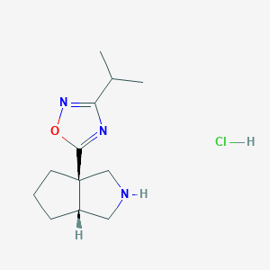 molecular formula C12H20ClN3O B2519631 5-[(3aR,6aR)-octahydrocyclopenta[c]pyrrol-3a-yl]-3-(propan-2-yl)-1,2,4-oxadiazole hydrochloride CAS No. 1909294-58-1