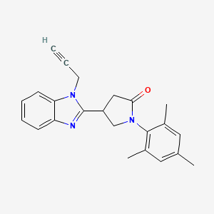 molecular formula C23H23N3O B2519727 1-mesityl-4-(1-(prop-2-yn-1-yl)-1H-benzo[d]imidazol-2-yl)pyrrolidin-2-one CAS No. 847395-86-2