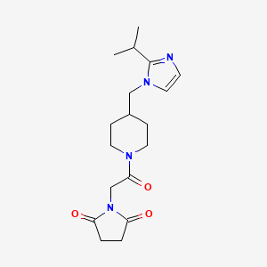 molecular formula C18H26N4O3 B2519949 1-(2-(4-((2-isopropyl-1H-imidazol-1-yl)methyl)piperidin-1-yl)-2-oxoethyl)pyrrolidine-2,5-dione CAS No. 1334374-84-3