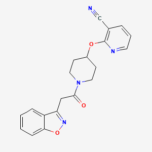B2538659 2-((1-(2-(Benzo[d]isoxazol-3-yl)acetyl)piperidin-4-yl)oxy)nicotinonitrile CAS No. 1797127-60-6