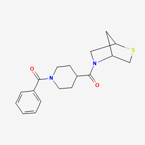 (4-(2-Thia-5-azabicyclo[2.2.1]heptane-5-carbonyl)piperidin-1-yl)(phenyl)methanone
