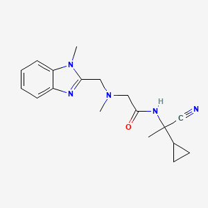 molecular formula C18H23N5O B2546776 N-(1-Cyano-1-cyclopropylethyl)-2-[methyl-[(1-methylbenzimidazol-2-yl)methyl]amino]acetamide CAS No. 1436339-04-6