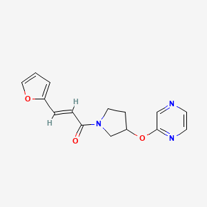molecular formula C15H15N3O3 B2547281 (E)-3-(furan-2-yl)-1-(3-(pyrazin-2-yloxy)pyrrolidin-1-yl)prop-2-en-1-one CAS No. 2035001-55-7