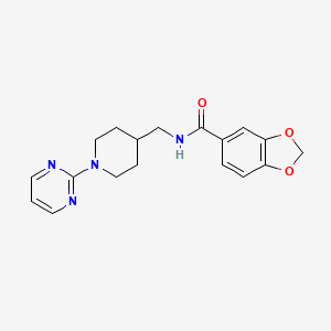 molecular formula C18H20N4O3 B2548087 N-((1-(pyrimidin-2-yl)piperidin-4-yl)methyl)benzo[d][1,3]dioxole-5-carboxamide CAS No. 1235118-34-9