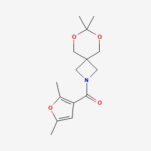 (7,7-Dimethyl-6,8-dioxa-2-azaspiro[3.5]nonan-2-yl)(2,5-dimethylfuran-3-yl)methanone