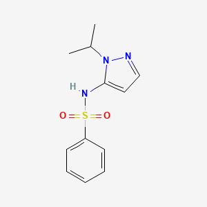 molecular formula C12H15N3O2S B2552902 N-[1-(propan-2-yl)-1H-pyrazol-5-yl]benzenesulfonamide CAS No. 956744-47-1