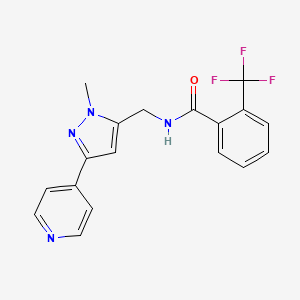 molecular formula C18H15F3N4O B2553192 N-{[1-methyl-3-(pyridin-4-yl)-1H-pyrazol-5-yl]methyl}-2-(trifluoromethyl)benzamide CAS No. 2320208-71-5