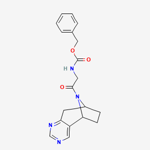 molecular formula C19H20N4O3 B2555504 苯甲酸(2-氧代-2-((5R,8S)-6,7,8,9-四氢-5H-5,8-环亚氨基环庚并[d]嘧啶-10-基)乙基)氨基甲酸酯 CAS No. 2062349-20-4