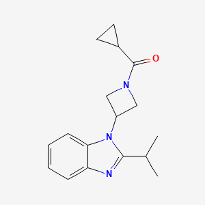 B2556587 Cyclopropyl-[3-(2-propan-2-ylbenzimidazol-1-yl)azetidin-1-yl]methanone CAS No. 2415621-39-3