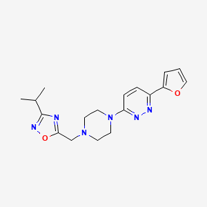 molecular formula C18H22N6O2 B2557516 3-(Furan-2-yl)-6-(4-{[3-(propan-2-yl)-1,2,4-oxadiazol-5-yl]methyl}piperazin-1-yl)pyridazine CAS No. 2380191-81-9