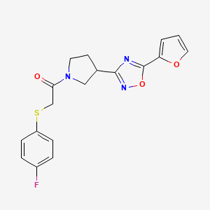 molecular formula C18H16FN3O3S B2558410 2-((4-Fluorophenyl)thio)-1-(3-(5-(furan-2-yl)-1,2,4-oxadiazol-3-yl)pyrrolidin-1-yl)ethanone CAS No. 2034321-67-8