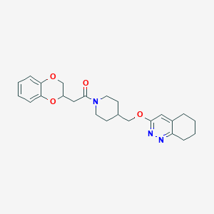 molecular formula C24H29N3O4 B2561464 2-(2,3-Dihydrobenzo[b][1,4]dioxin-2-yl)-1-(4-(((5,6,7,8-tetrahydrocinnolin-3-yl)oxy)methyl)piperidin-1-yl)ethan-1-one CAS No. 2320575-50-4
