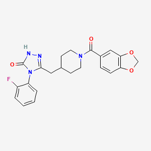 molecular formula C22H21FN4O4 B2563681 3-((1-(benzo[d][1,3]dioxole-5-carbonyl)piperidin-4-yl)methyl)-4-(2-fluorophenyl)-1H-1,2,4-triazol-5(4H)-one CAS No. 2034363-00-1