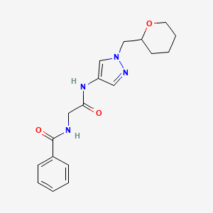 molecular formula C18H22N4O3 B2564301 N-{1-[(oxan-2-yl)methyl]-1H-pyrazol-4-yl}-2-(phenylformamido)acetamide CAS No. 2034618-95-4