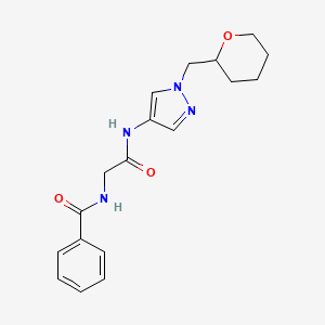molecular formula C18H22N4O3 B2564301 N-(2-氧代-2-((1-((四氢-2H-吡喃-2-基)甲基)-1H-吡唑-4-基)氨基)乙基)苯甲酰胺 CAS No. 2034618-95-4