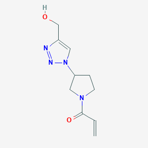 1-[3-[4-(Hydroxymethyl)triazol-1-yl]pyrrolidin-1-yl]prop-2-en-1-one